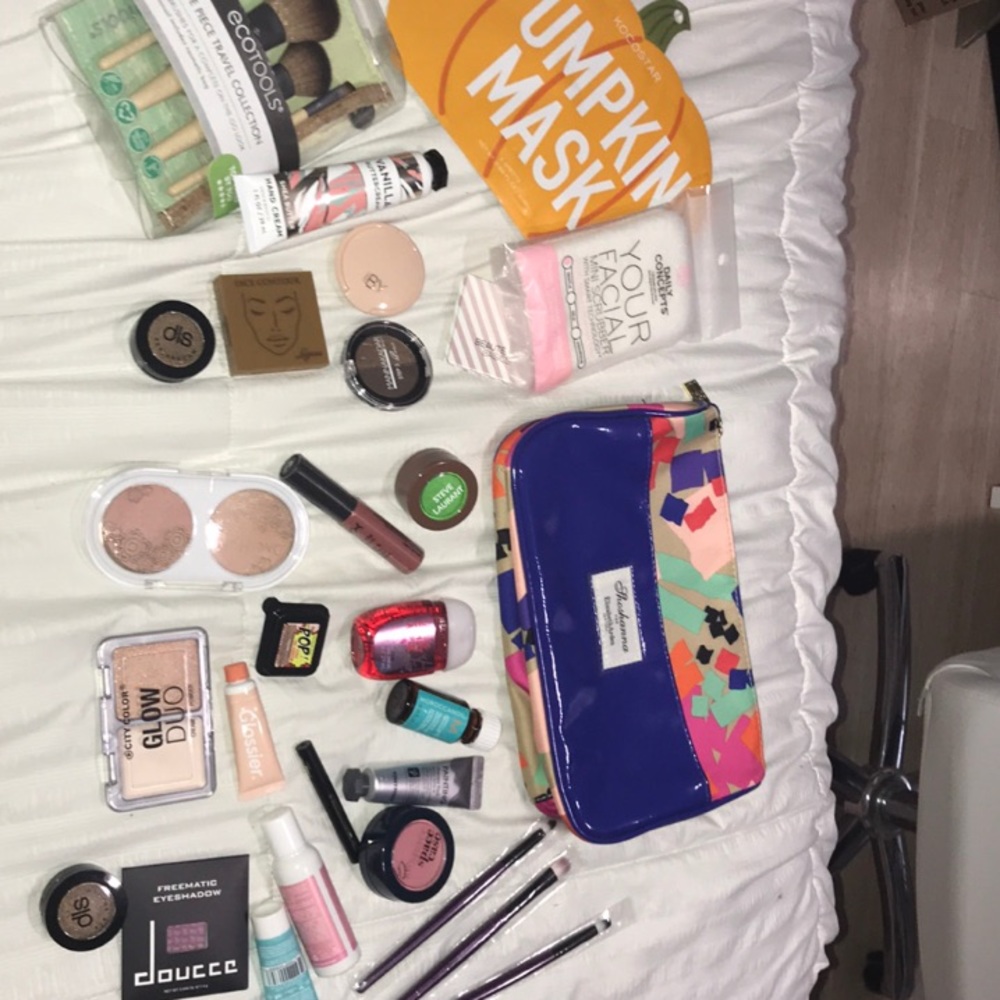 ONLY 1 LEFTππBeauty Mystery BoxβοΈπ
π» - Picture 6 of 8